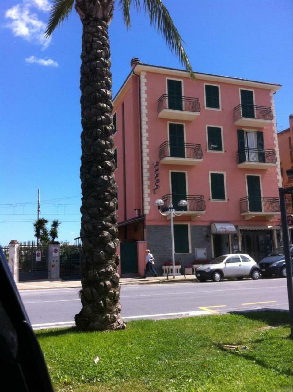 Hotel La Milanese Pietra Ligure Exteriör bild