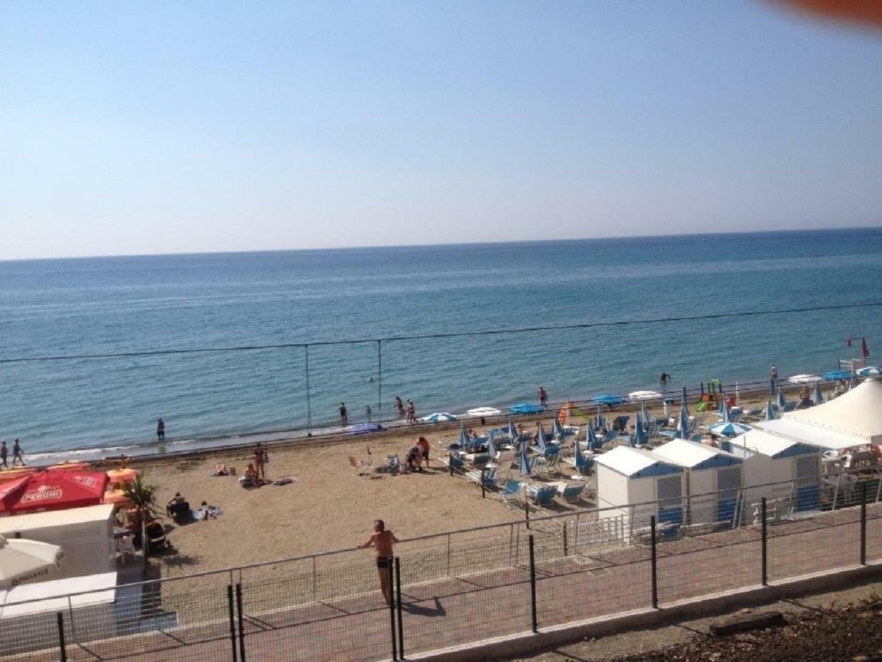 Hotel La Milanese Pietra Ligure Exteriör bild